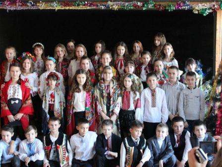 Зимонька прийшла і празничків принесла