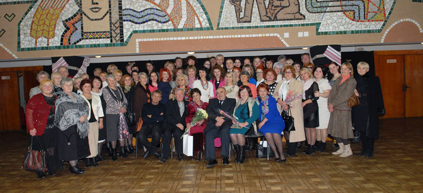 Минуле в майбутність крізь роки пливе