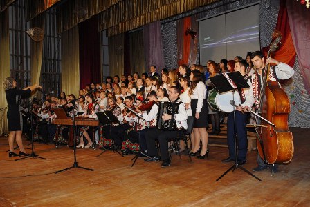 Минуле в майбутність крізь роки пливе...